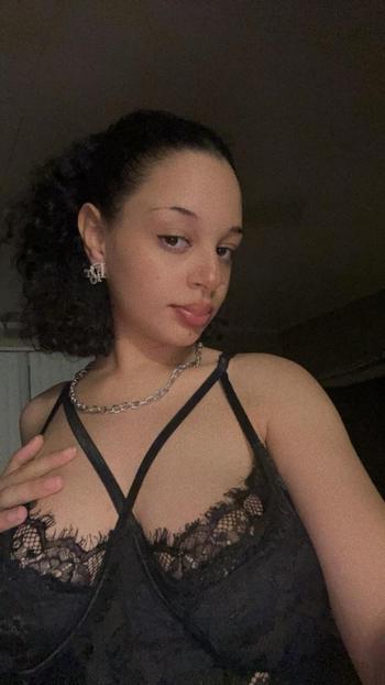 Bianca , 22  female escort, New Haven